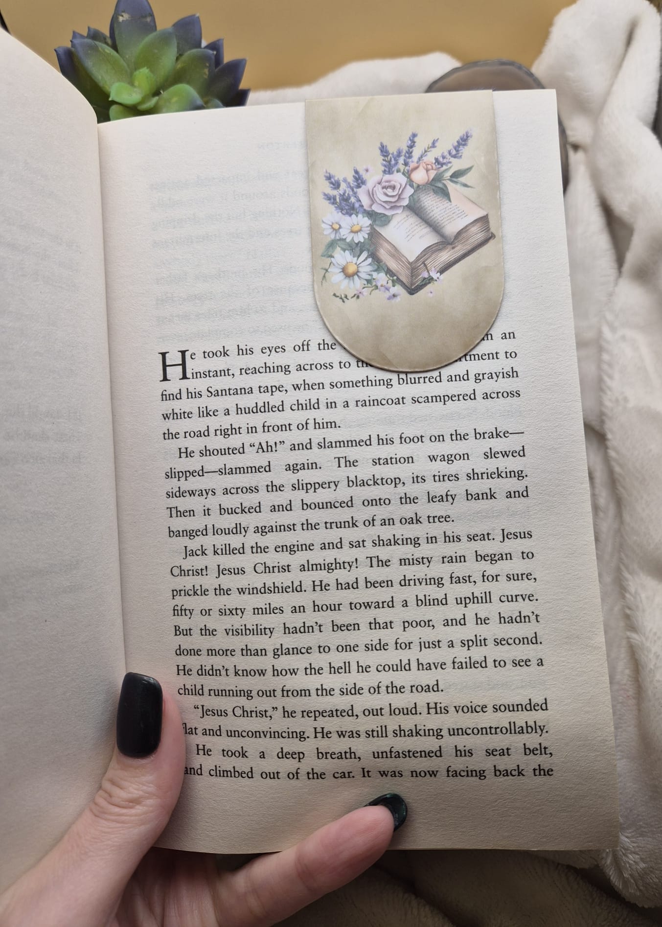 Magnetic Floral Bookmark – Vintage Book Design